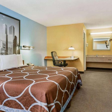 Super 8 By Wyndham Findlay Hotel Bagian luar foto