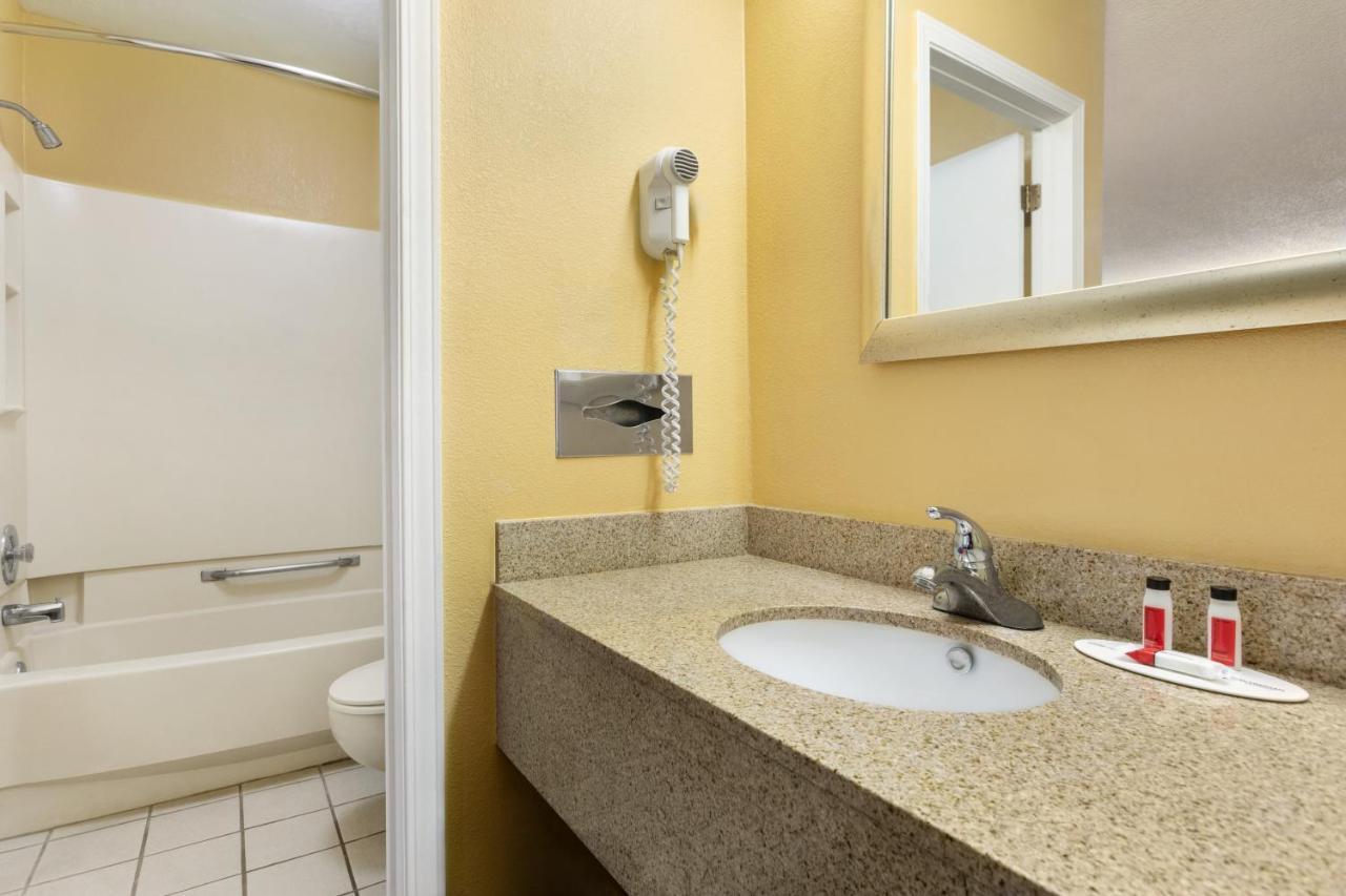 Super 8 By Wyndham Findlay Hotel Bagian luar foto