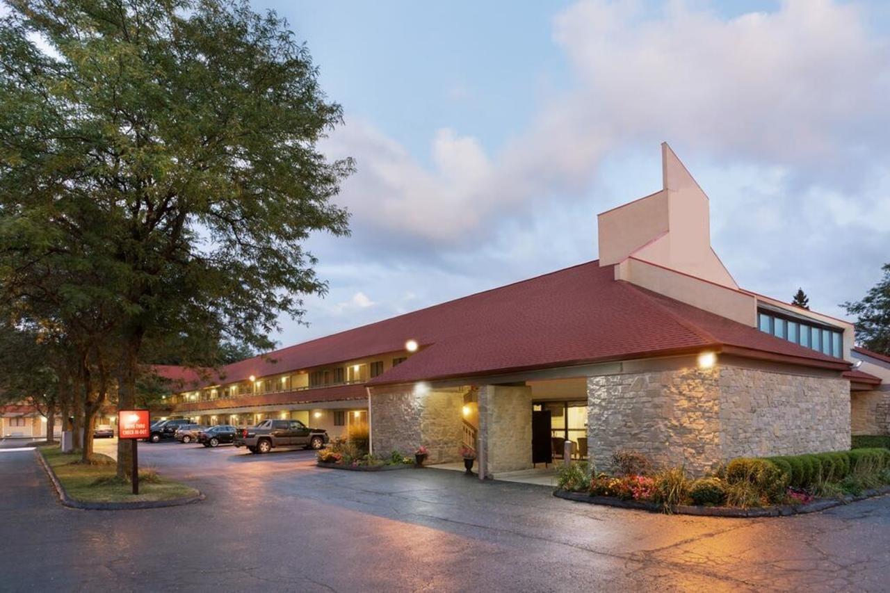 Super 8 By Wyndham Findlay Hotel Bagian luar foto
