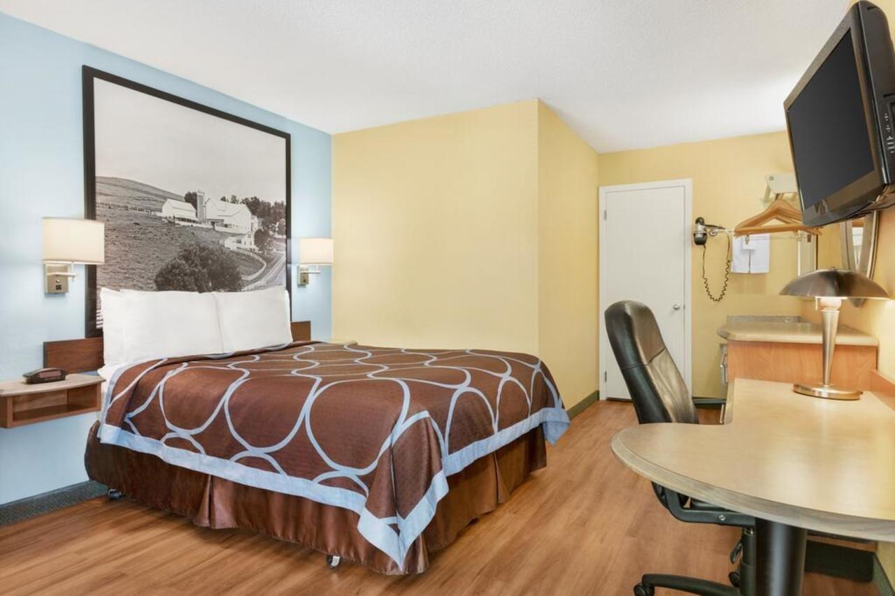 Super 8 By Wyndham Findlay Hotel Bagian luar foto