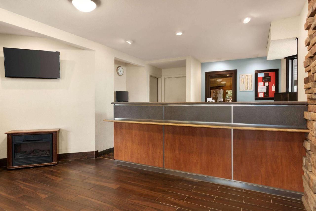 Super 8 By Wyndham Findlay Hotel Bagian luar foto
