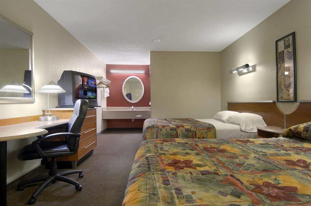 Super 8 By Wyndham Findlay Hotel Bagian luar foto
