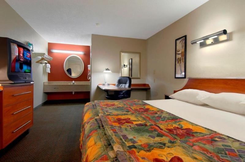 Super 8 By Wyndham Findlay Hotel Bagian luar foto
